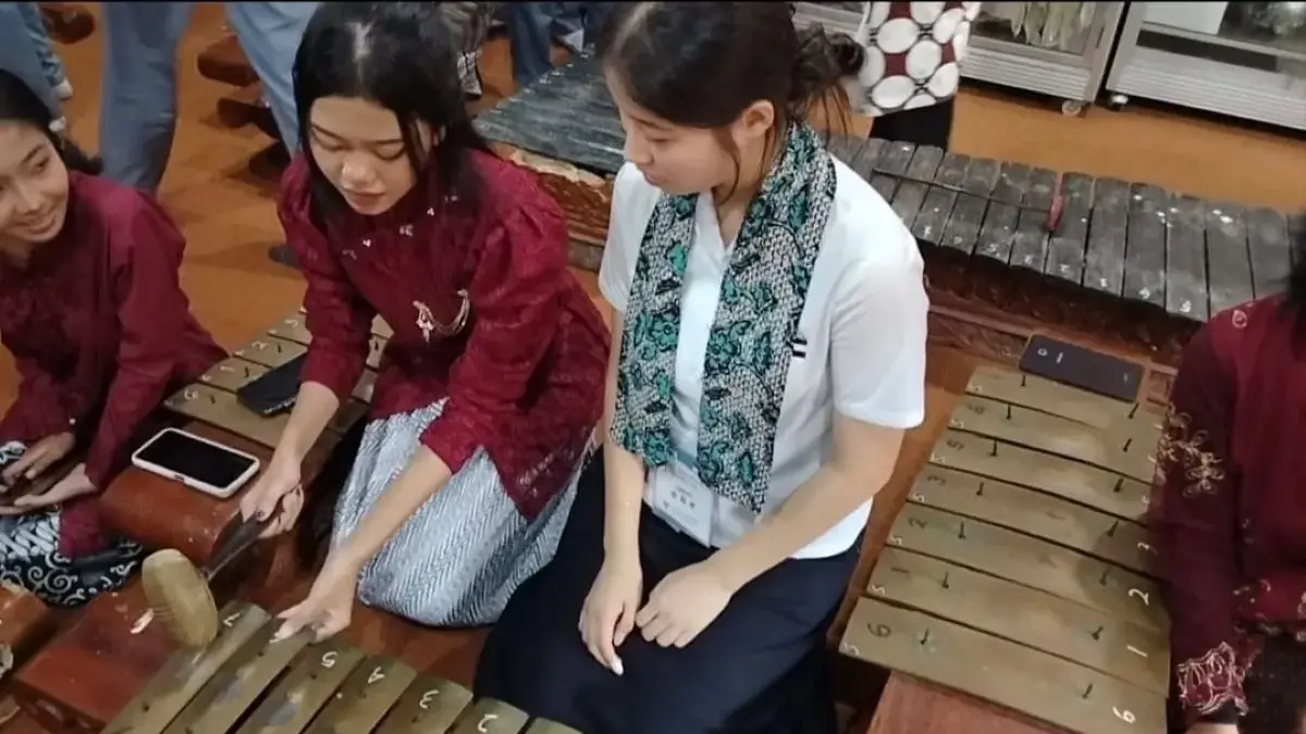 Siswa Korsel di SMAN 2 Batang Belajar Budaya Jawa, Diperkenalkan Gamelan dan Tari Babalu!