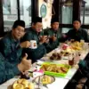Unik! Rutinitas Jamaah Masjid Agung Kaliwungu, Ngopi & Bercengkrama Hangat Selepas Subuh!