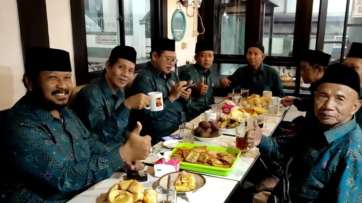 Unik! Rutinitas Jamaah Masjid Agung Kaliwungu, Ngopi & Bercengkrama Hangat Selepas Subuh!