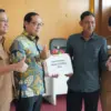 Wali Kota Pekalongan, Aaf Serahkan Gerobak UMKM Hasil Aspirasi Dewan