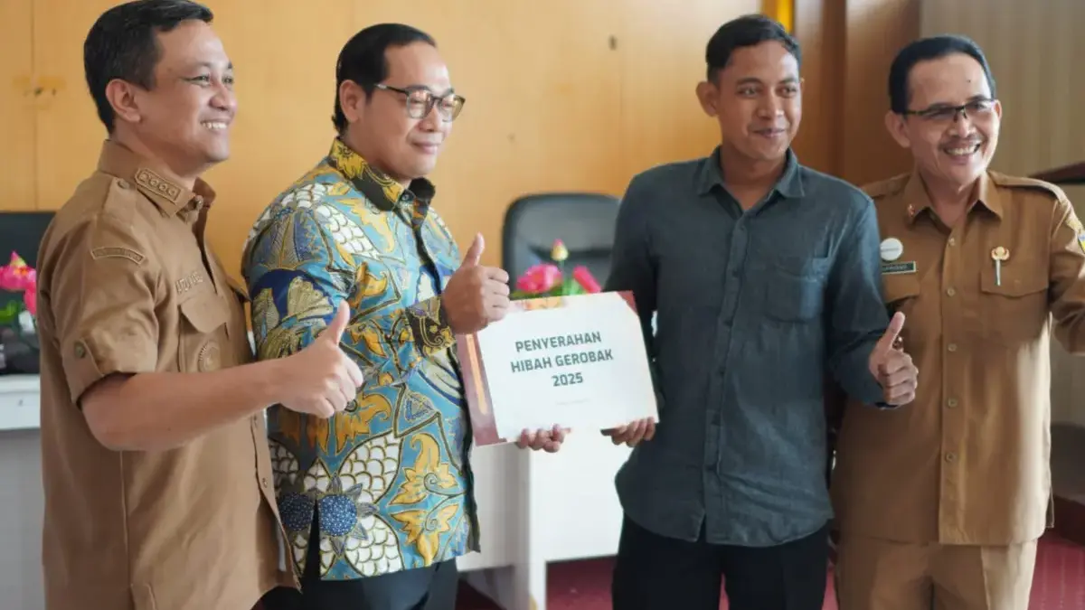 Wali Kota Pekalongan, Aaf Serahkan Gerobak UMKM Hasil Aspirasi Dewan