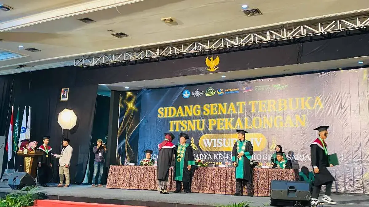 294 Wisudawan ITSNU Pekalongan Siap Bersaing di Dunia Kerja Industri Batang & Pekalongan!