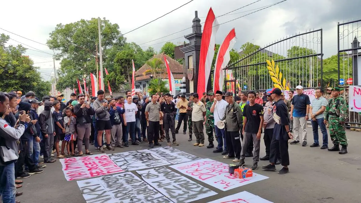 Aliansi Masyarakat Sipil Gelar Aksi Simpatik di Kantor Pemkab Batang, Kritik Keras Kinerja Pemerintah!