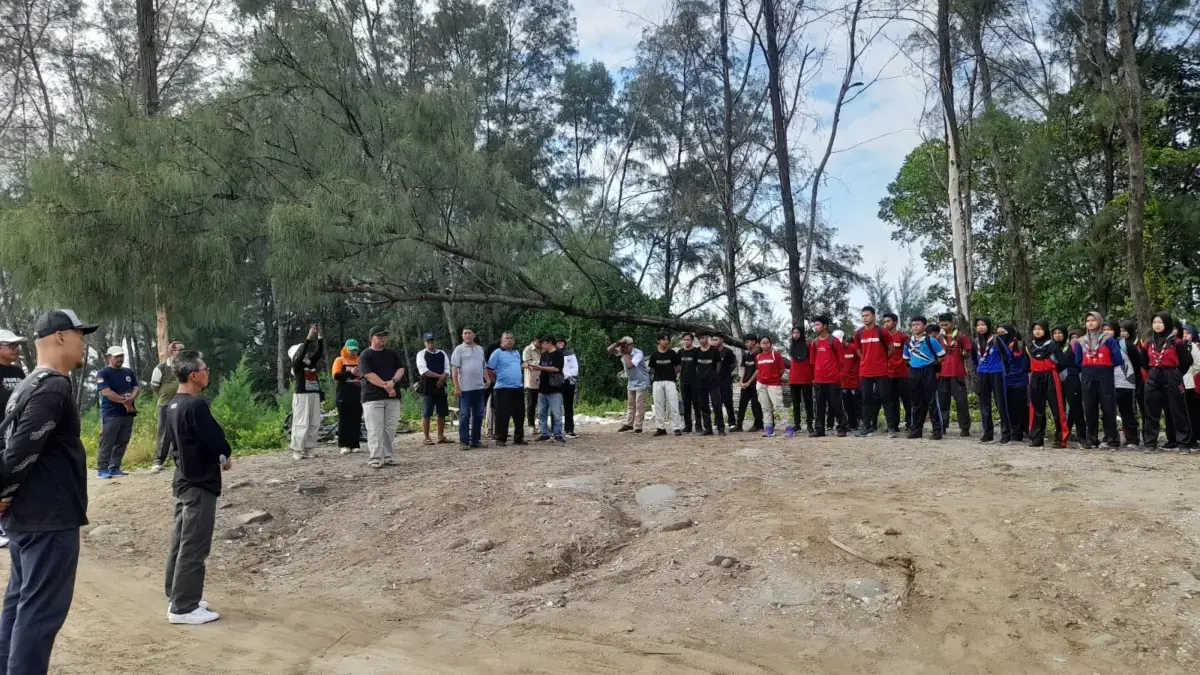 Askarlo aksi gelar bersih pantai