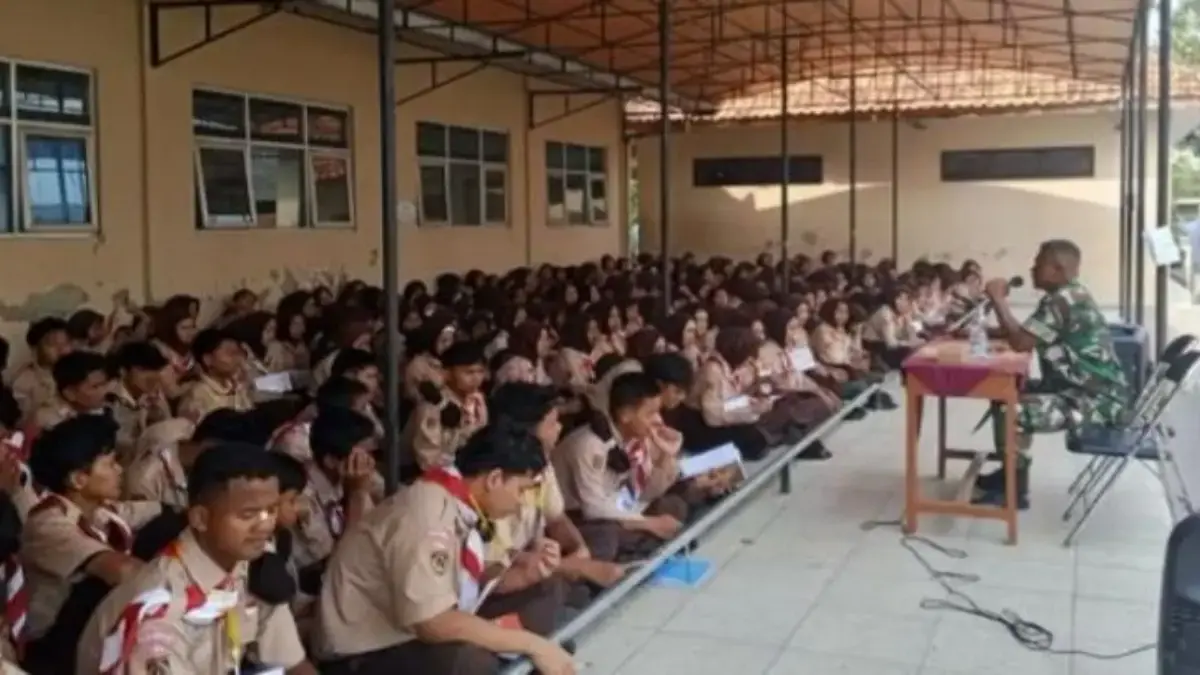 Babinsa Koramil 11 Sragi Sambangi SMAN 1 Sragi, Ajak Siswa Bijak Bermedsos & Hindari Anarkis!