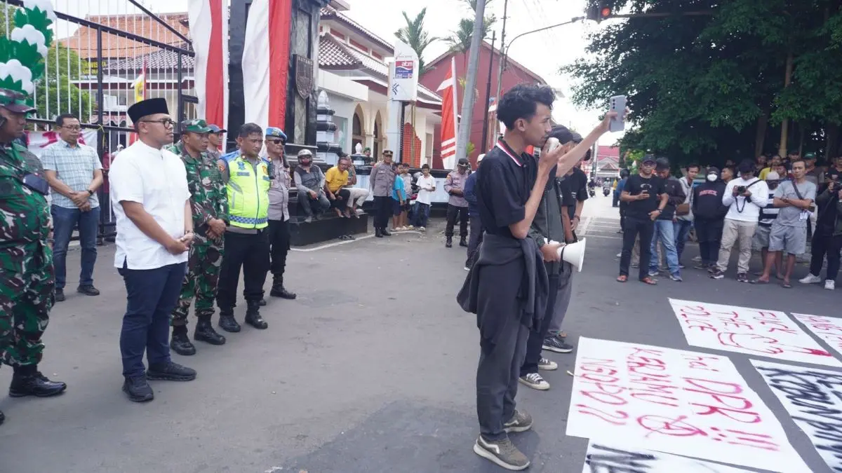 Bupati Faiz Temui Ratusan Pendemo di Batang, Tegaskan Tak Alergi Kritik & Siap Tangani Aspirasi!