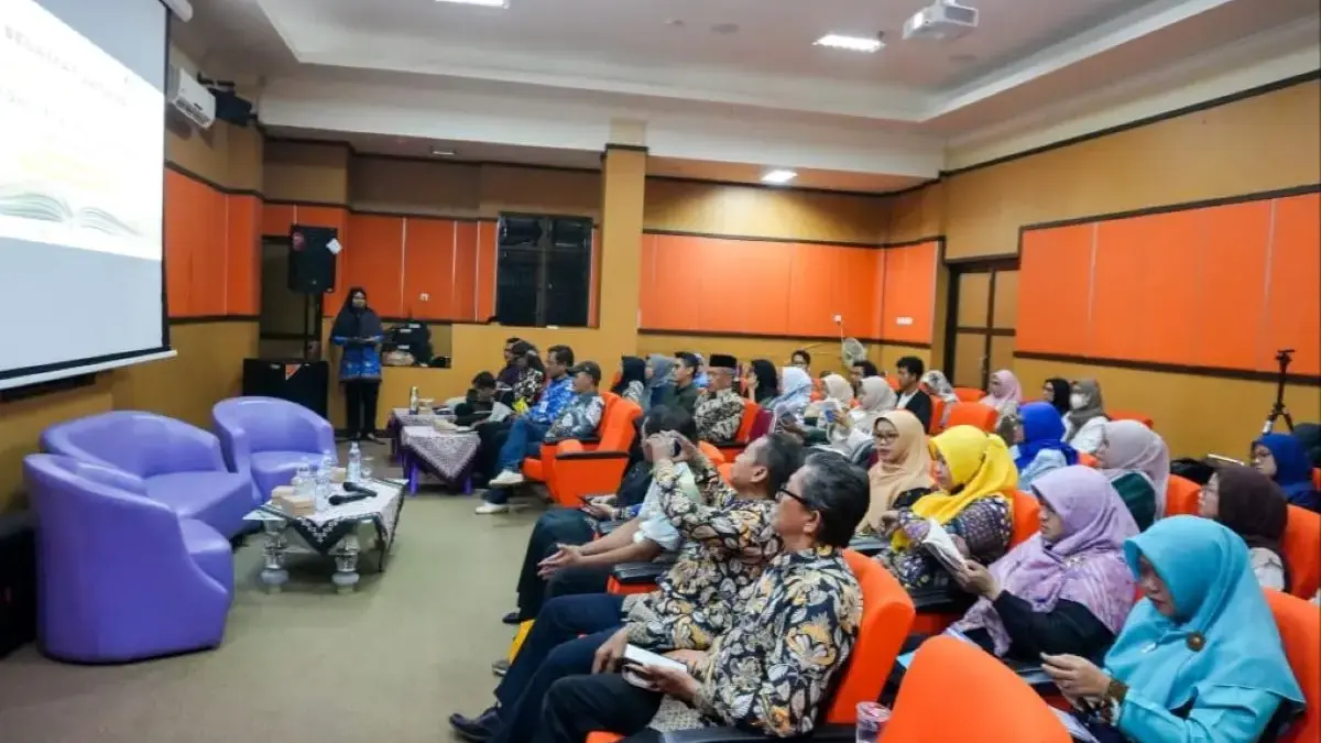 Dinas Arpus Pekalongan Bedah Buku Guru SMPN 2 Kesesi, Perkuat Budaya Literasi Lokal!