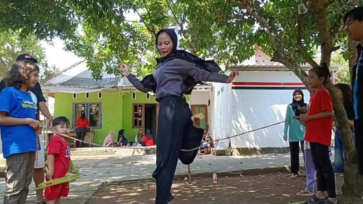 Dolanan Jadul Kecepak, Anak-anak Gen Z Sejenak Lupakan Gawai, Kembali Nikmati Permainan Tradisional!