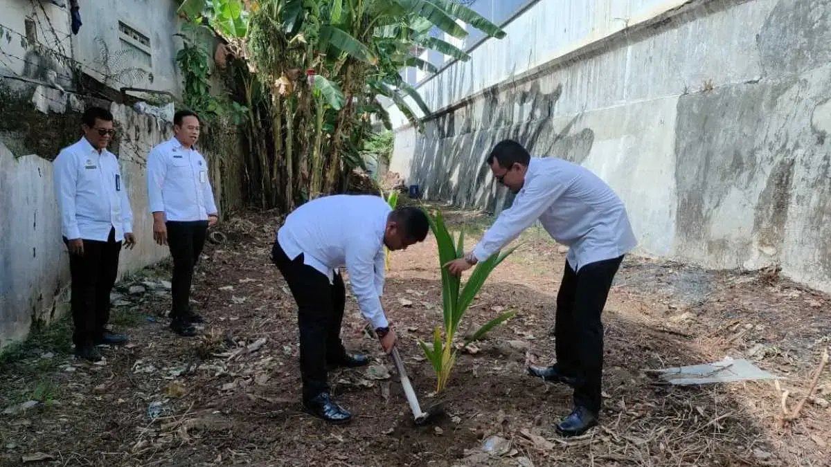 Dukung Ketahanan Pangan, Rutan Pekalongan Tanam Pohon Kelapa Serentak!
