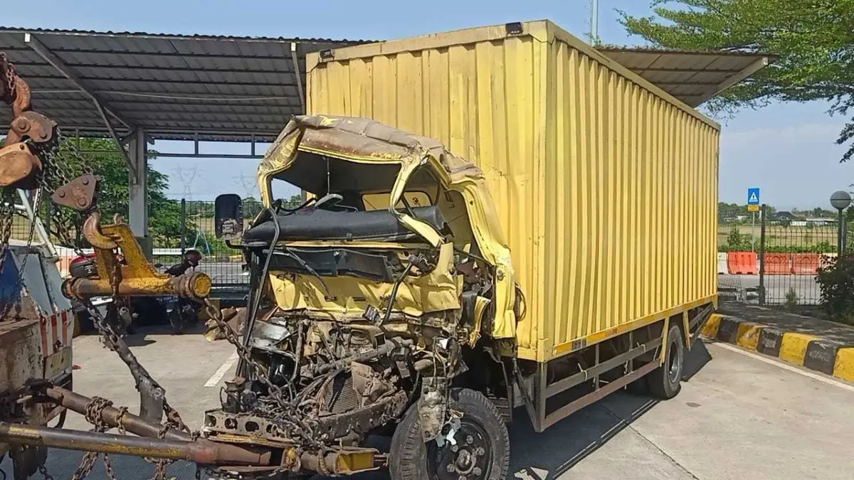 Diduga Sopir Truk Boks Alami Microsleep, Truk Seruduk Truk, 2 Orang Tewas