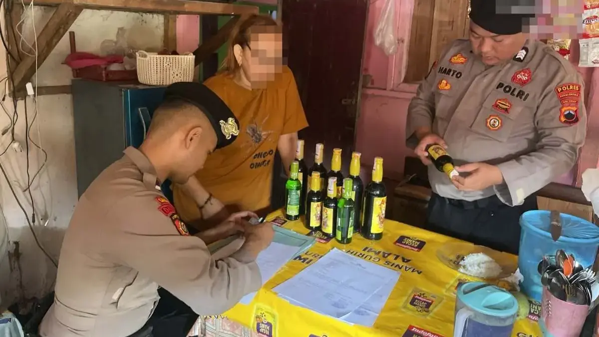 Jaga Kondusivitas Pantura, Polres Pekalongan Sita 49 Botol Miras dari Warung dan Kafe!