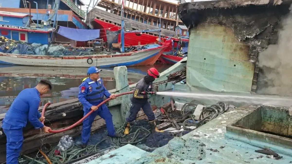 Kapal Mangkrak di PPN Pekalongan Hangus Terbakar, Dua Mobil Damkar Dikerahkan!