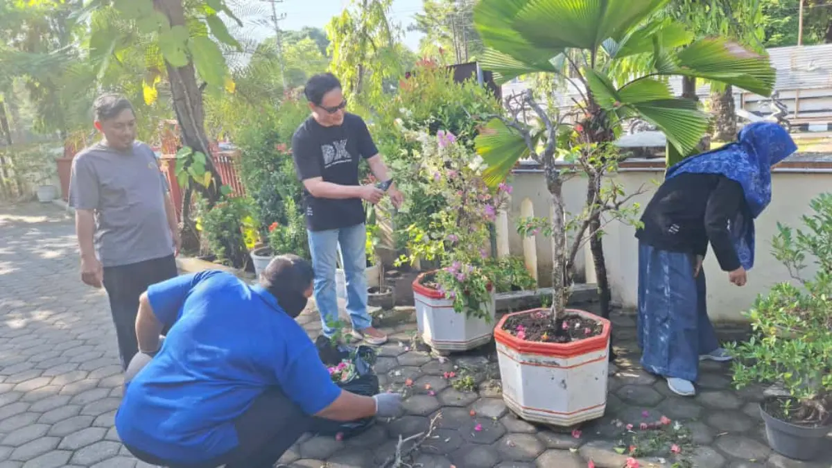 Dinkominfo Kota Pekalongan Gelar Kerja Bakti dan Pilah Sampah
