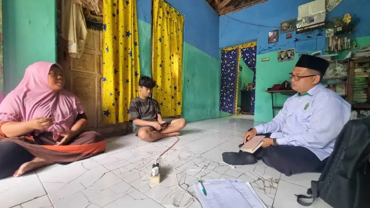 Kisah Inspiratif Tukang Parkir di Pekalongan, Berhasil Kuliahkan Tiga Anak hingga Magister!
