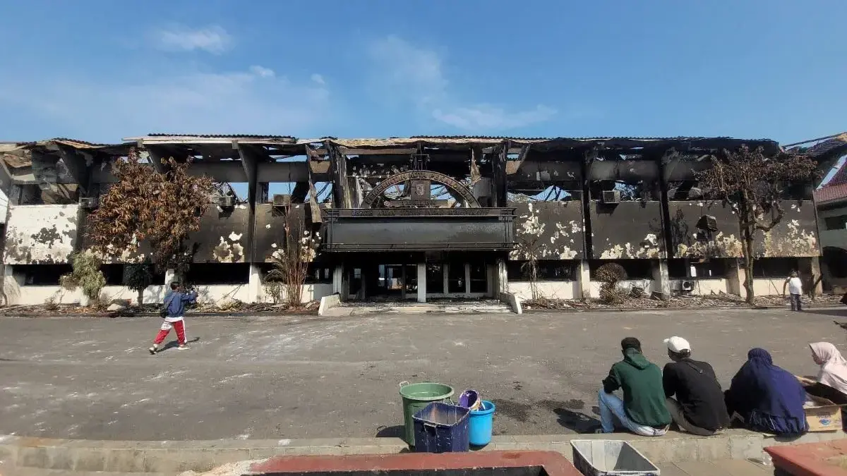 Kompleks Kantor Wali Kota dan DPRD Pekalongan Dibakar Massa Anarkis!