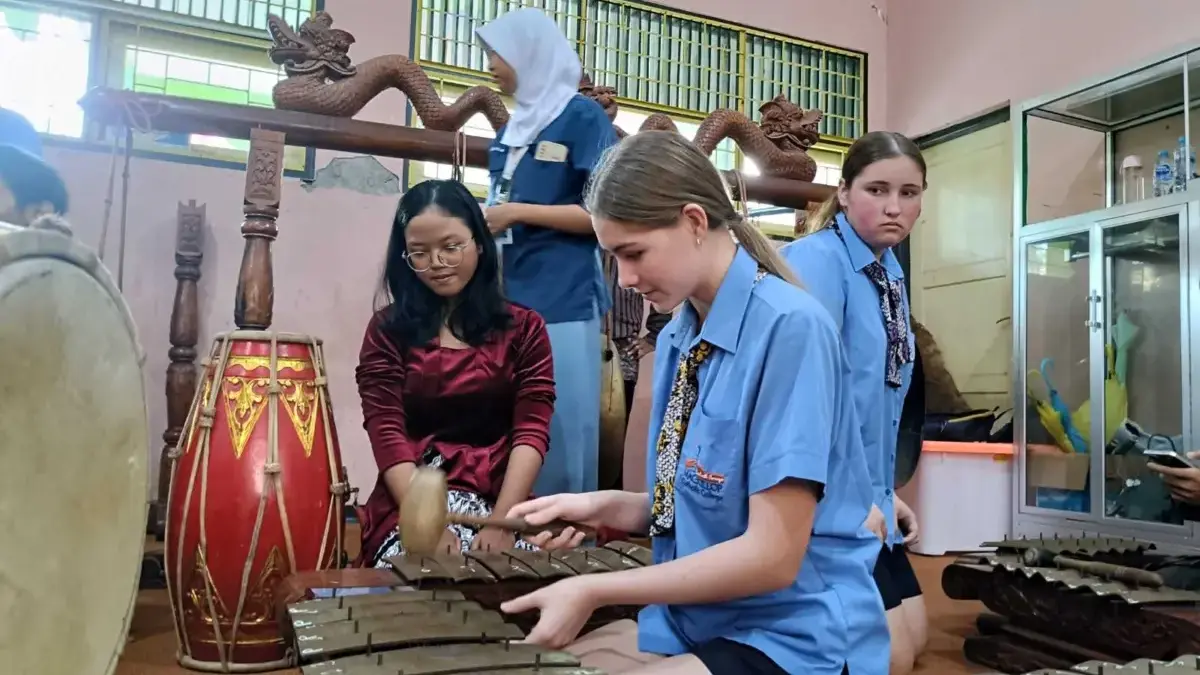 Kunjungi SMAN 2 Batang, Pelajar Australia Belajar Gamelan hingga Bikin Klepon