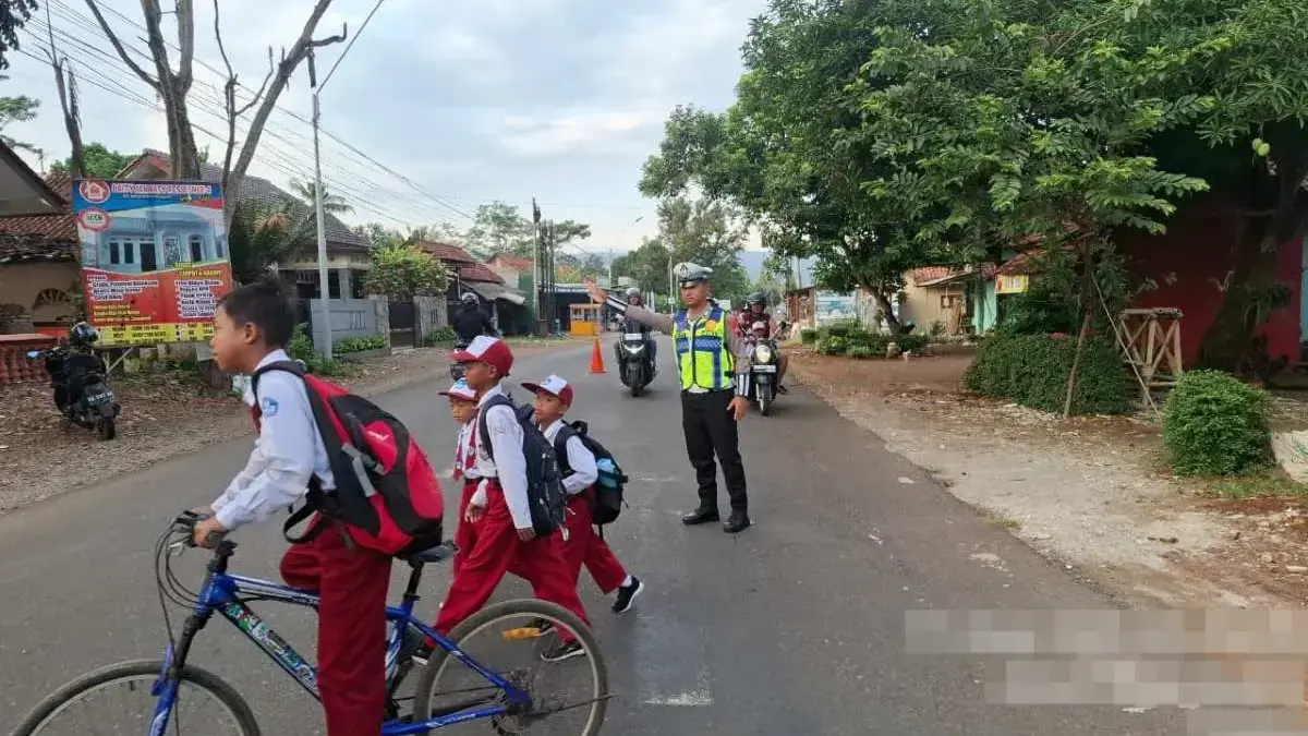 Lewat AG Pagi, Polisi Bantu Seberangkan Pelajar di Pekalongan, Jaga Kelancaran Lalu Lintas!