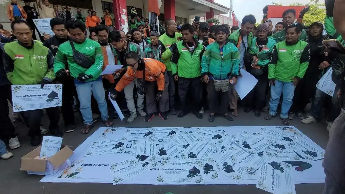 Ojol Pekalongan-Batang Gelar Aksi Tabur Bunga, Doa Bersama untuk Rekan Ojol Korban Kekerasan di Jakarta!