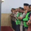Polres Pekalongan & Pengemudi Ojol Gelar Salat Gaib, Doa Bersama untuk Jaga Kondusivitas!