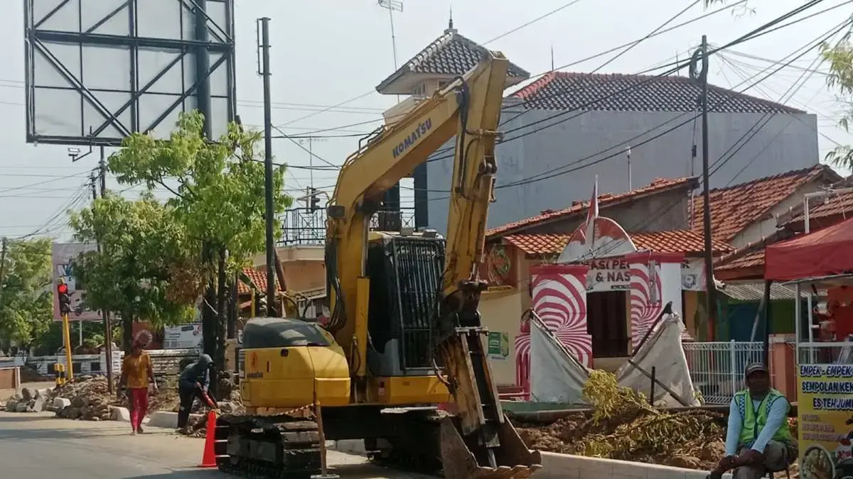 Progres Molor, Proyek Trotoar A Yani Batang Terancam Denda Hingga Rp6 Juta Per Hari!