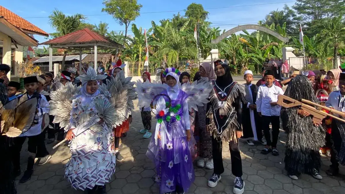 Sambut HUT RI ke-80, SDN 03 Tengengwetan Gelar Karnaval Meriah & Edukasi Sejarah!