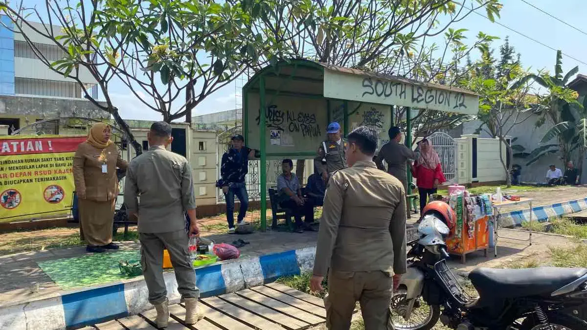 Satpol PP Tertibkan PK5 di Depan RSUD Kajen, Keluhkan Halte Jadi Tempat Berjualan!