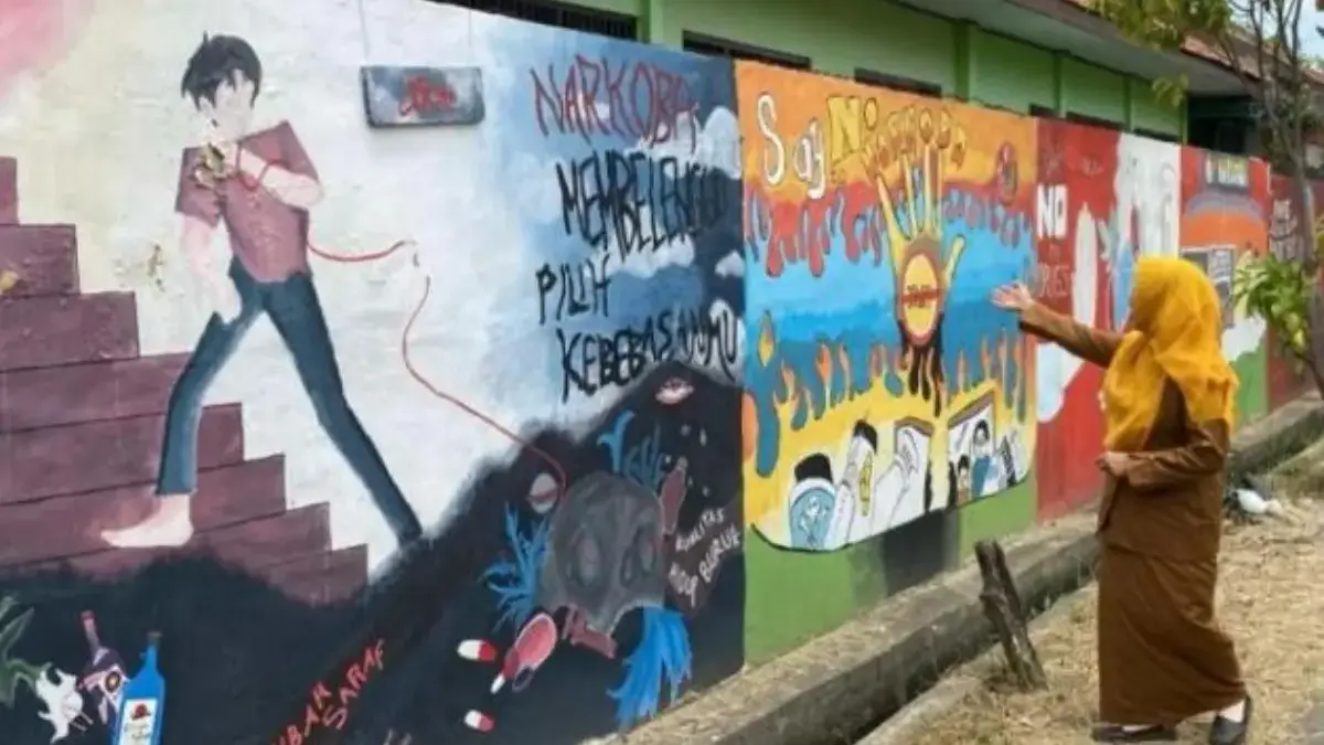 Siswa SMPN 8 Pekalongan Tuangkan Kreativitas Lewat Mural Bertema Edukasi & Anti-Bullying!