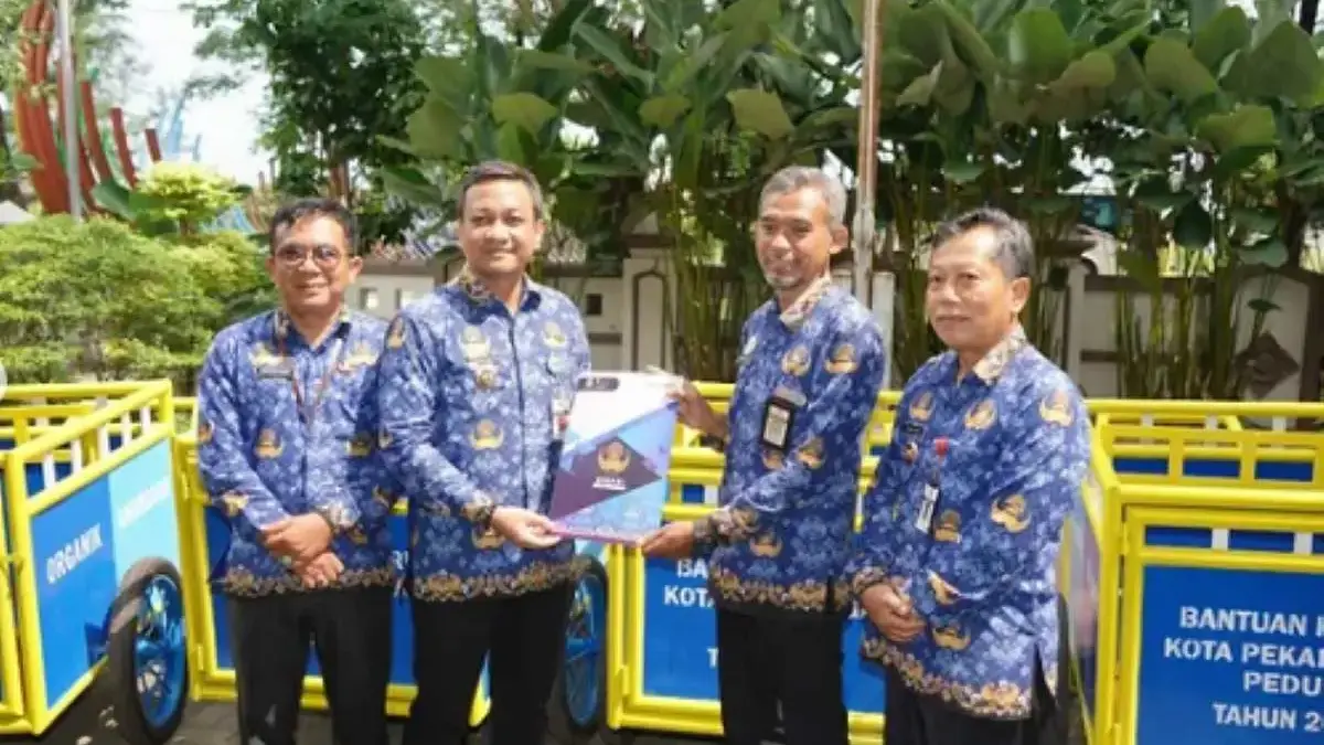 Wali Kota Aaf Serahkan 27 Gerobak Sampah, Tingkatkan Pengelolaan Sampah di 27 Kelurahan!