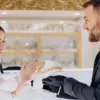 hari baik membelikan emas untuk istri