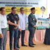 Bupati Batang M Faiz Kurniawan meyerahkan santunan kematian kepada ahli waris peserta BPJS Ketenagakerjaan.