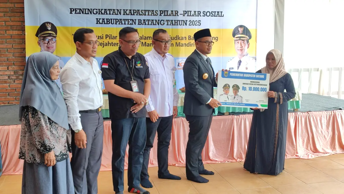 Bupati Batang M Faiz Kurniawan meyerahkan santunan kematian kepada ahli waris peserta BPJS Ketenagakerjaan.