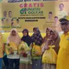 DPD Golkar Batang bagikan 750 paket sembako gratis.