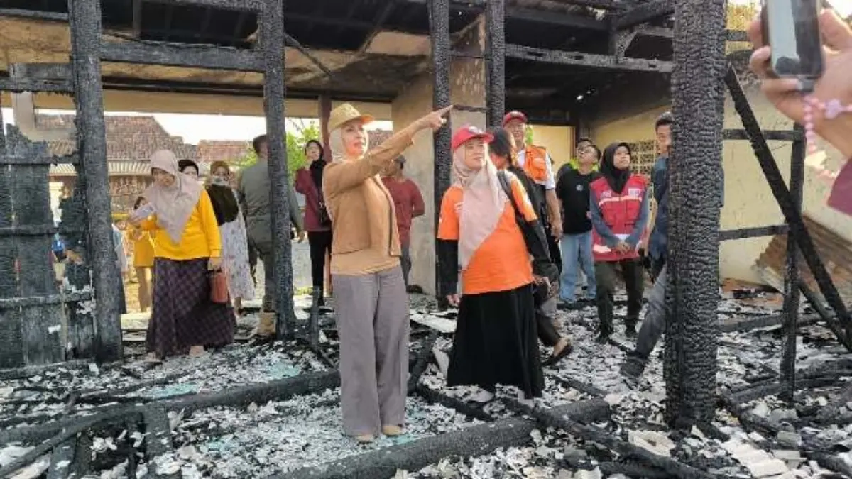 2 Rumah Hangus di Poncorejo Kendal, Bupati Tika Turun Tangan Serahkan Bantuan!