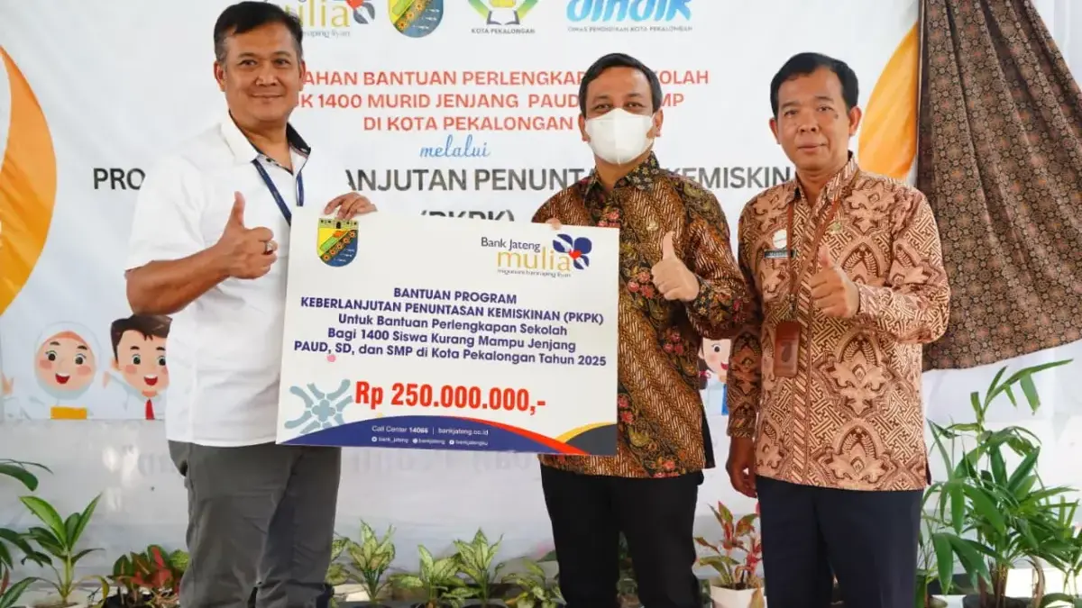 Melalui Program PKPK Bank Jateng, Wali Kota Aaf Serahkan Bantuan Sekolah untuk 1.400 Siswa Wali Kota Pekalongan Serahkan Bantuan Sekolah untuk 1.400 Siswa