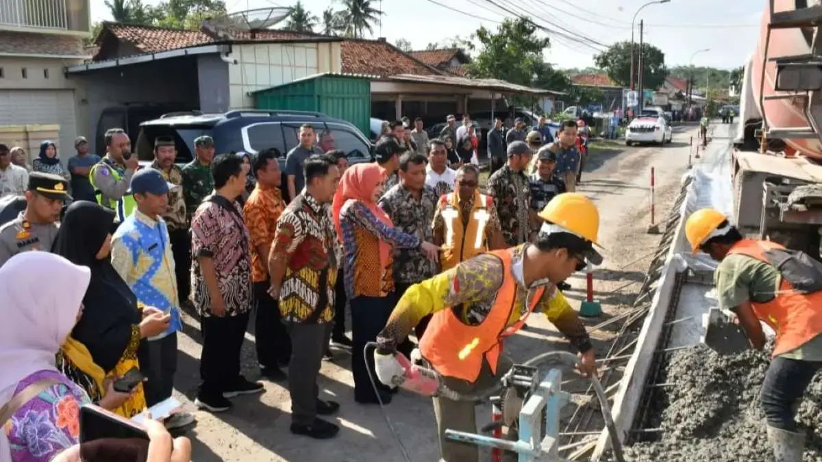 Gubernur & Bupati Tinjau Proyek Jalan Wiradesa-Kajen, Perbaikan Dicor Beton Senilai Rp33 Miliar!