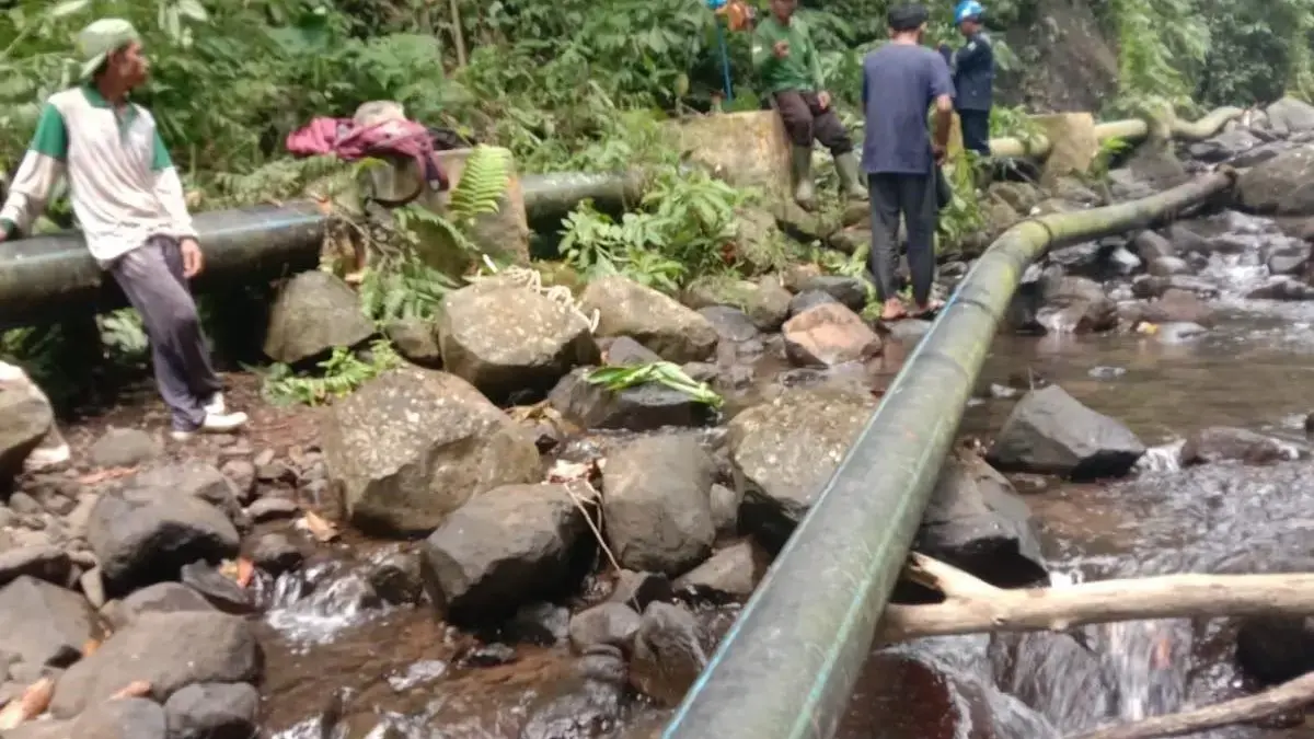 Jelang Musim Hujan, PDAM Pekalongan Tingkatkan Kewaspadaan & Amankan Pipa di Sungai Sidosukmo!