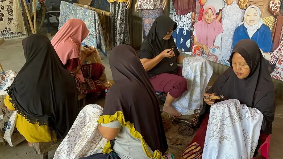 Keren! Pembatik Batang Supardi Setia dengan Batik Tulis Pewarna Alam yang Ramah Lingkungan!