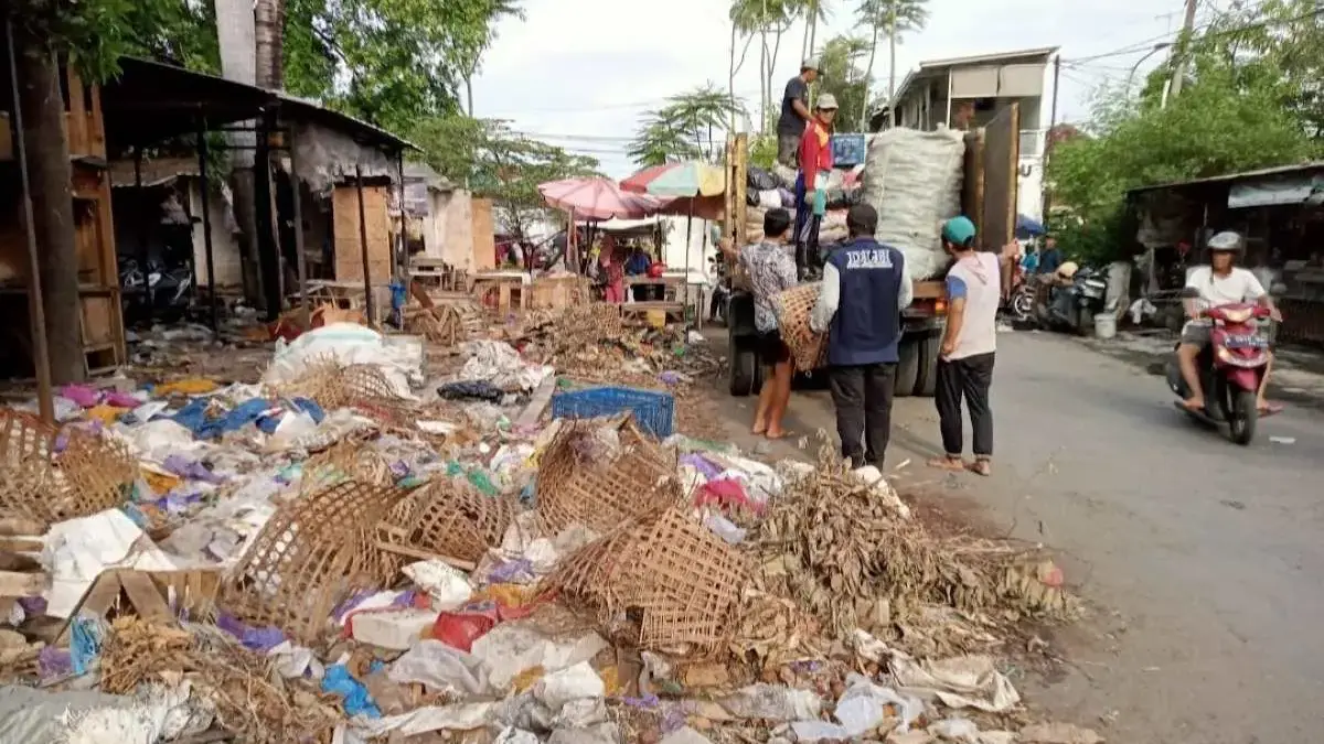 Pembersihan Eks Pasar Darurat Sorogenen Butuh Lebih dari 5 Hari Akibat Tumpukan Sampah!