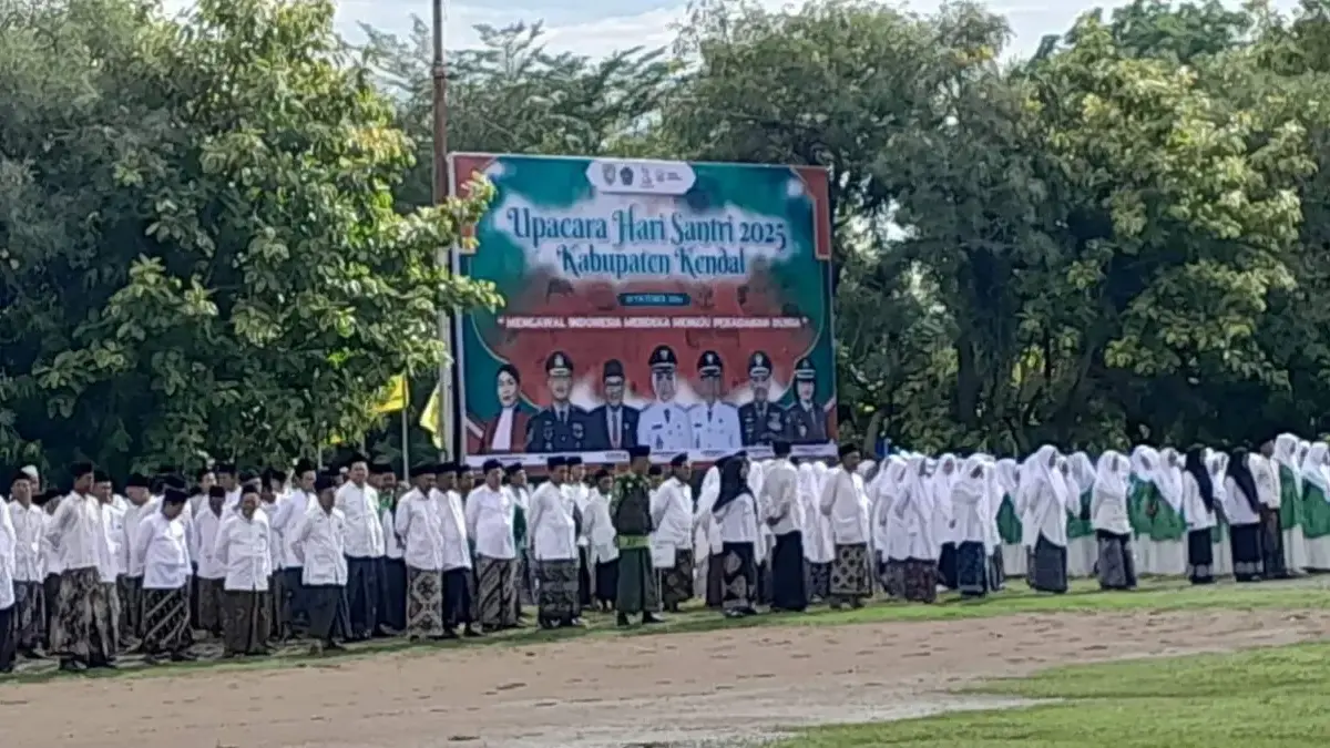 Peringatan HSN Kendal, Bupati Soroti Insiden Sidoarjo dan Tekankan Pentingnya SLF Pesantren