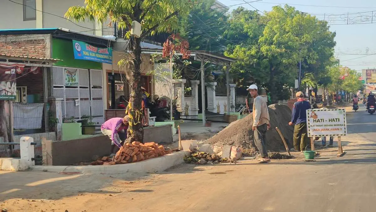 Progres Molor! Pembangunan Trotoar A Yani Batang Baru 43%, Kontraktor Terancam Denda Rp1,5 Juta/Hari!