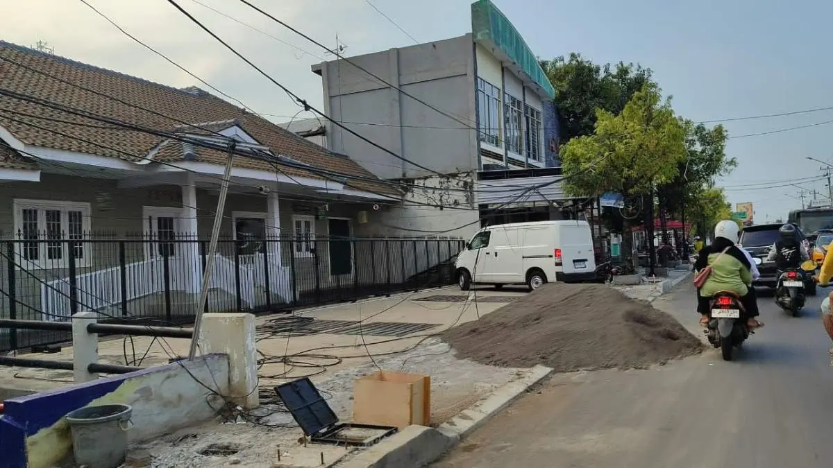 Proyek Trotoar A Yani Batang Molor, Kabel Semrawut Disorot, Kontraktor Kena Denda Rp1,5 Juta/Hari!