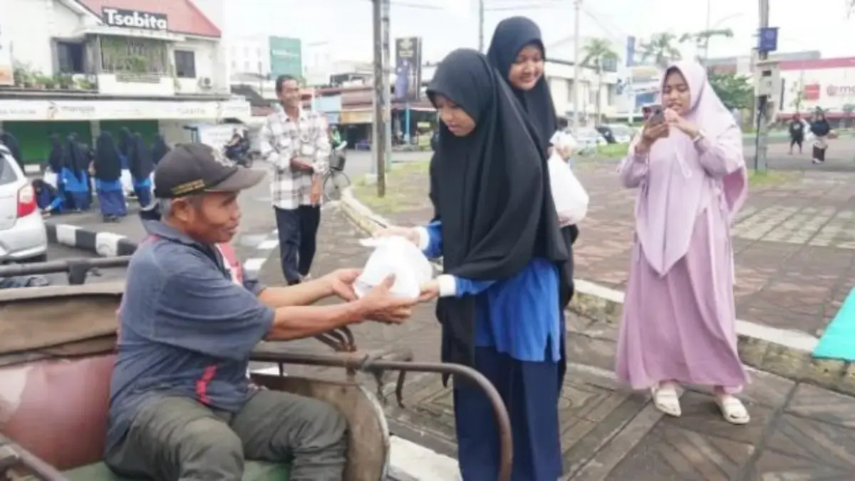 Rayakan Hari Santri, Santriwati MBS Putri Taruna Pekalongan Gelar Aksi 'Sharing is Caring' di Alun-Alun Rayakan Hari Santri, Santriwati MBS Putri Taruna Pekalongan Gelar Aksi \'Sharing is Caring\' di Alun-Alun