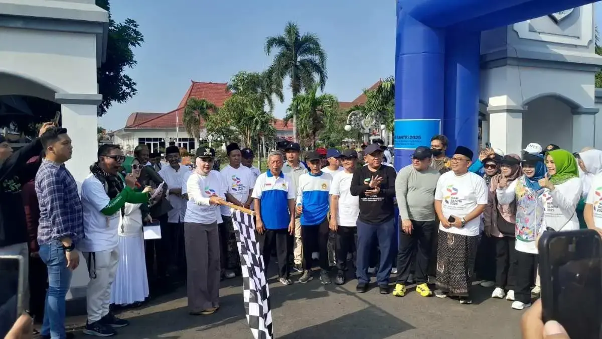 Ribuan Santri Banjiri Jalan Sehat HSN 2025 Kendal, Bupati Tika Puji Semangat Persatuan!