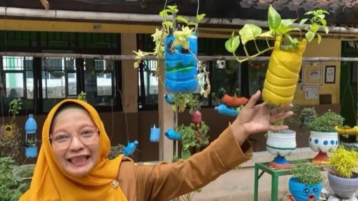 SMPN 8 Pekalongan Terapkan Pengelolaan Sampah Kreatif, Limbah Botol Jadi Akuarium & Pupuk Kompos!