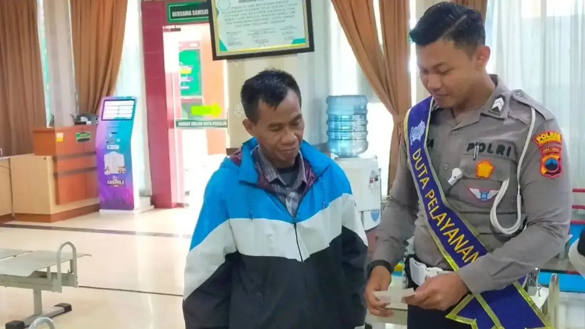 "Polisi Menyapa" di Samsat, Warga Diedukasi Soal Layanan dan Prosedur Pajak Kendaraan Satlantas polres pekalongan kota laksanakan Polisi menyapa di samsat kota pekalongan