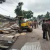 Tegakkan Aturan, 57 Warung Remang-Remang di Kawasan Cekelan Batang Diratakan Alat Berat