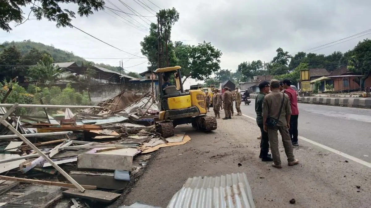 Tegakkan Aturan, 57 Warung Remang-Remang di Kawasan Cekelan Batang Diratakan Alat Berat
