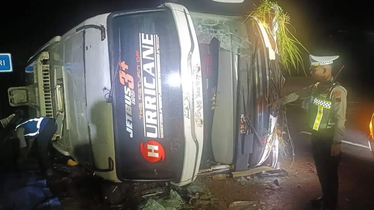 Tragedi Tol Batang-Semarang, Bus PO Haryanto Terguling di KM 354, Tiga Penumpang Tewas   Tragedi Tol Batang-Semarang, Bus PO Haryanto Terguling di KM 354, Tiga Penumpang Tewas