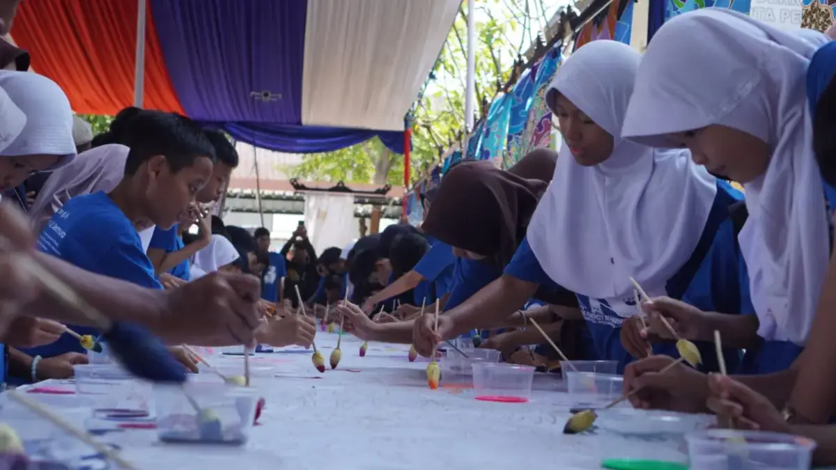 Rayakan HUT ke-13 AirNav, Wawalkot Balgis Diab dan 130 Anak Difabel Membatik di Kain Sepanjang 13 Meter Wawalkot Balgis Diab dan 130 Anak Difabel Membatik di Kain Sepanjang 13 Meter