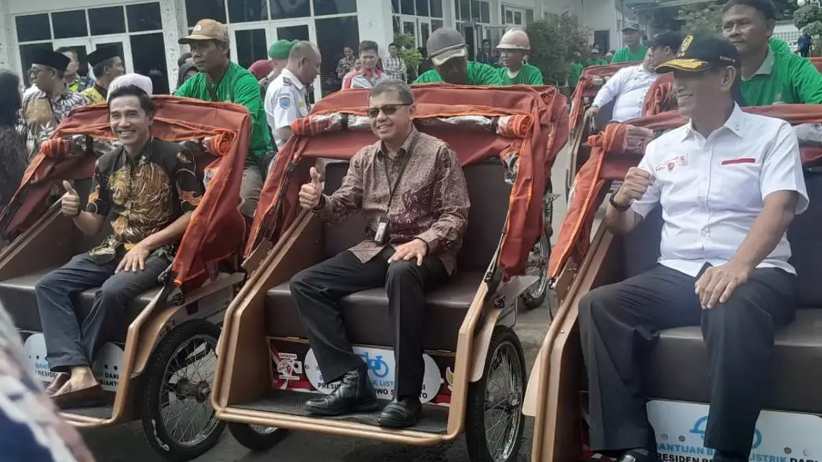 140 Pengayuh Becak Lansia Kendal Girang Terima Hadiah Becak Listrik dari Presiden Prabowo